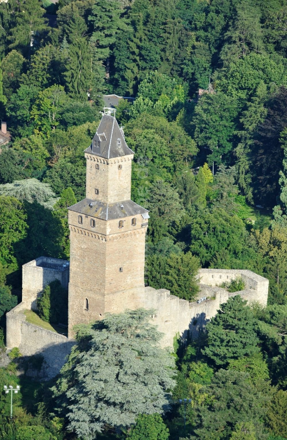 Kronberg im Taunus aus der Vogelperspektive: Blick auf die Burg Kronberg in Kronberg im Taunus im Bundesland Hessen