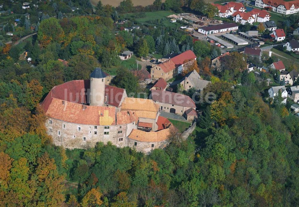 Luftaufnahme Lichtentanne - Blick auf die Burg Schönfels in der Gemeinde Lichtentanne in Sachsen