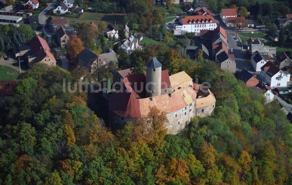 Lichtentanne von oben - Blick auf die Burg Schönfels in der Gemeinde Lichtentanne in Sachsen