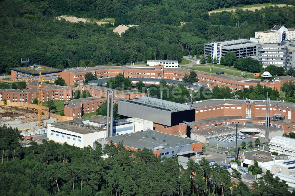 Langen aus der Vogelperspektive: Blick auf den Campus der Deutschen Flugsicherung GmbH sowie auf das Paul-Ehrlich-Institut in Langen im Bundesland Hessen