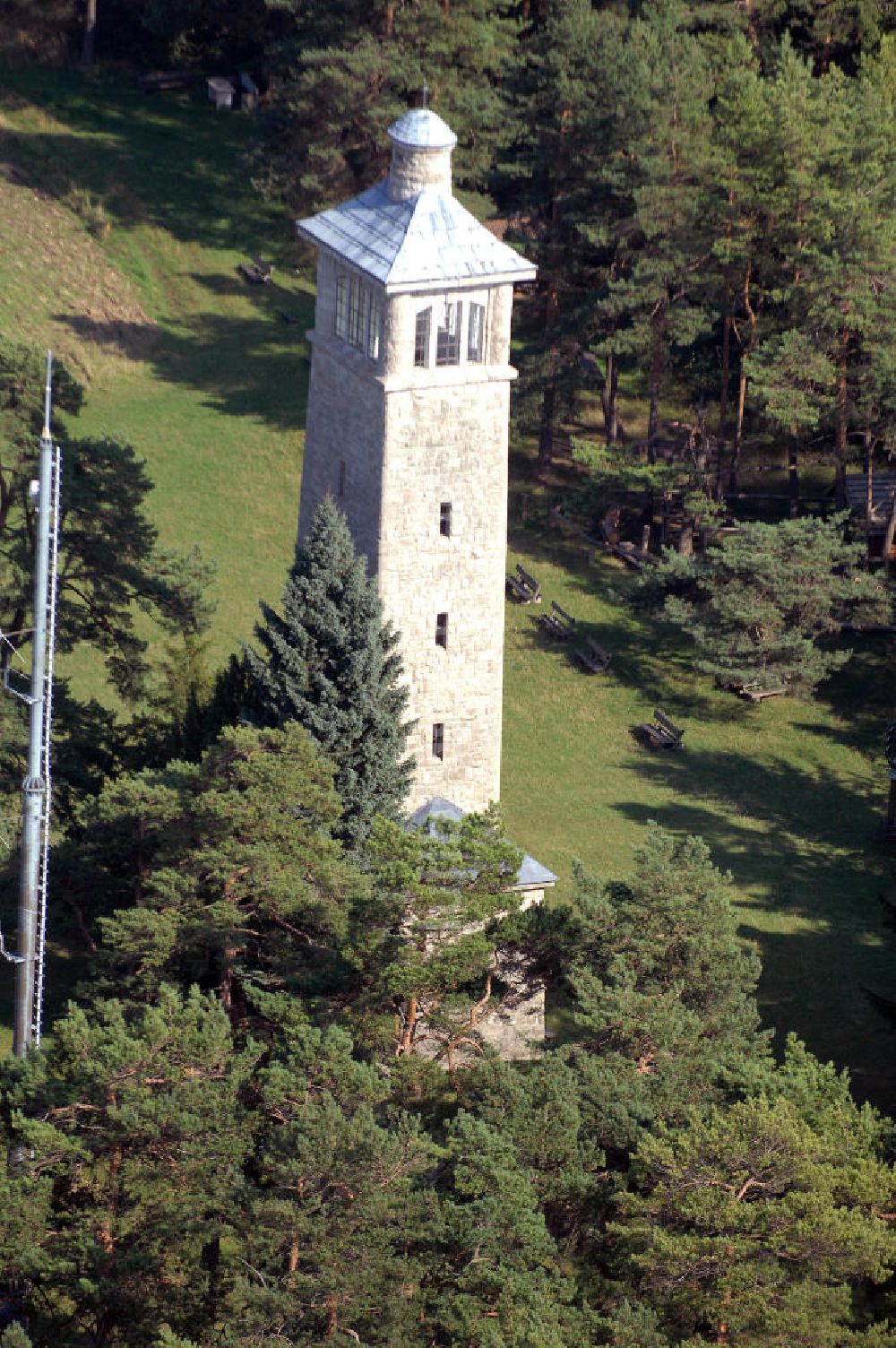 Luftaufnahme Kiliansroda - Blick auf den Carolinenturm auf dem Kötschberg