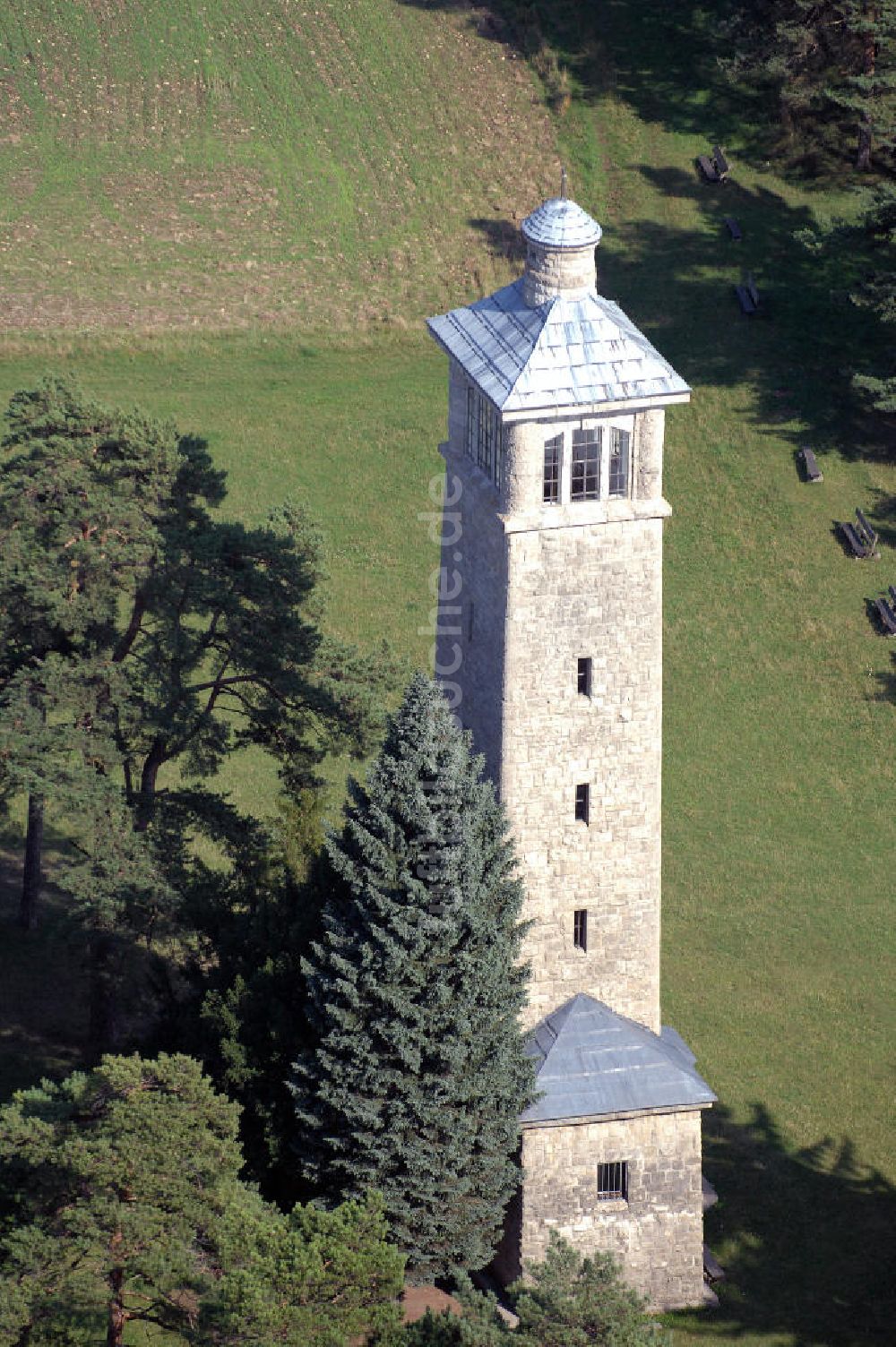 Luftaufnahme Kiliansroda - Blick auf den Carolinenturm auf dem Kötschberg