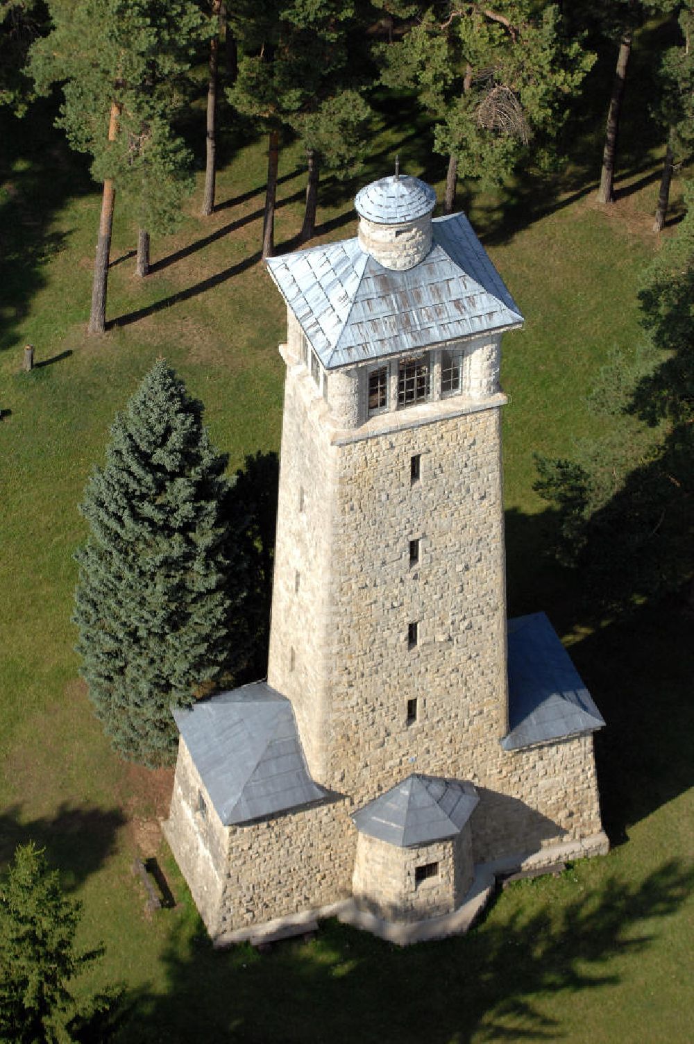 Kiliansroda aus der Vogelperspektive: Blick auf den Carolinenturm auf dem Kötschberg