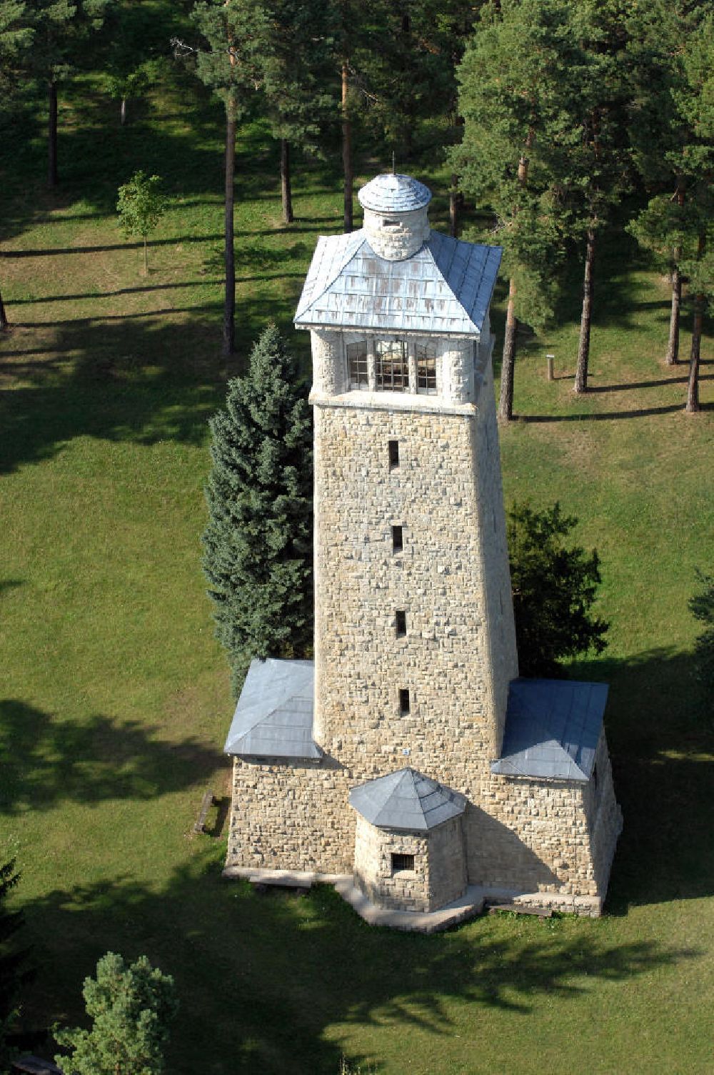 Luftaufnahme Kiliansroda - Blick auf den Carolinenturm auf dem Kötschberg