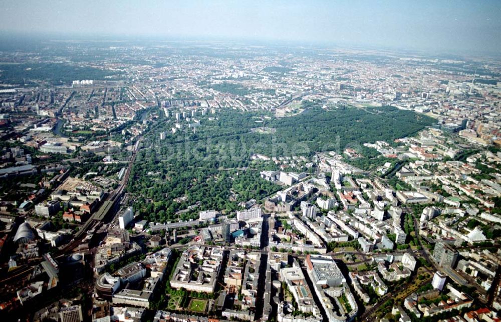 Berlin - Charlottenburg von oben - Blick auf Charlottenburg mit dem Berliner Tiergarten. 08.07.02