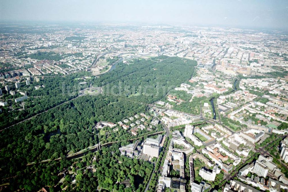 Luftaufnahme Berlin - Charlottenburg - Blick auf Charlottenburg mit dem Berliner Tiergarten. 08.07.02