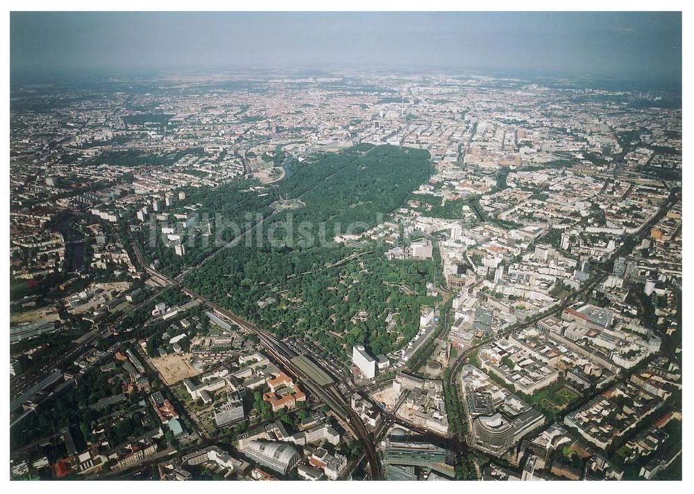 Berlin - Charlottenburg von oben - Blick auf Charlottenburg mit dem Berliner Tiergarten. 08.07.02