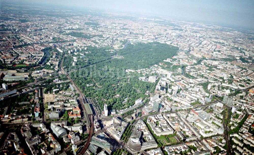 Berlin - Charlottenburg aus der Vogelperspektive: Blick auf Charlottenburg mit dem Berliner Tiergarten. 08.07.02