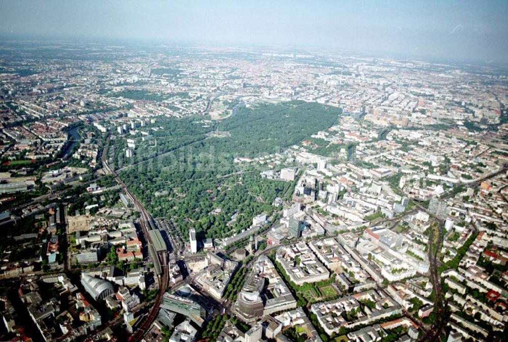 Luftbild Berlin - Charlottenburg - Blick auf Charlottenburg mit dem Berliner Tiergarten. 08.07.02