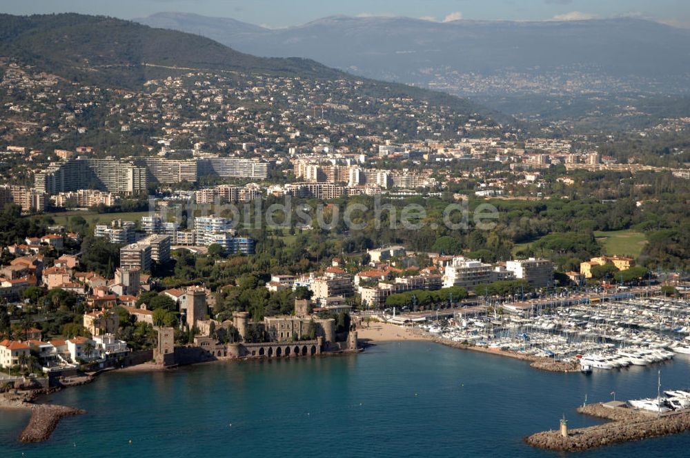 Mandelieu-la-Napoule aus der Vogelperspektive: Blick auf das Chateau de la Napoule / Schloss La Napoule und der Hafen Avenue Henry Clews in Mandelieu-la-Napoule