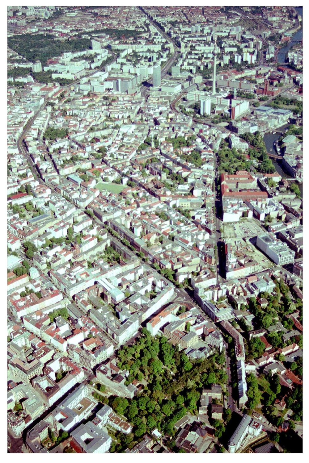 Berlin von oben - Blick auf die Chausseestrasse mit dem Ramada Hotel und dem Berliner Stadtzentrum mit Fernsehturm in Mitte.