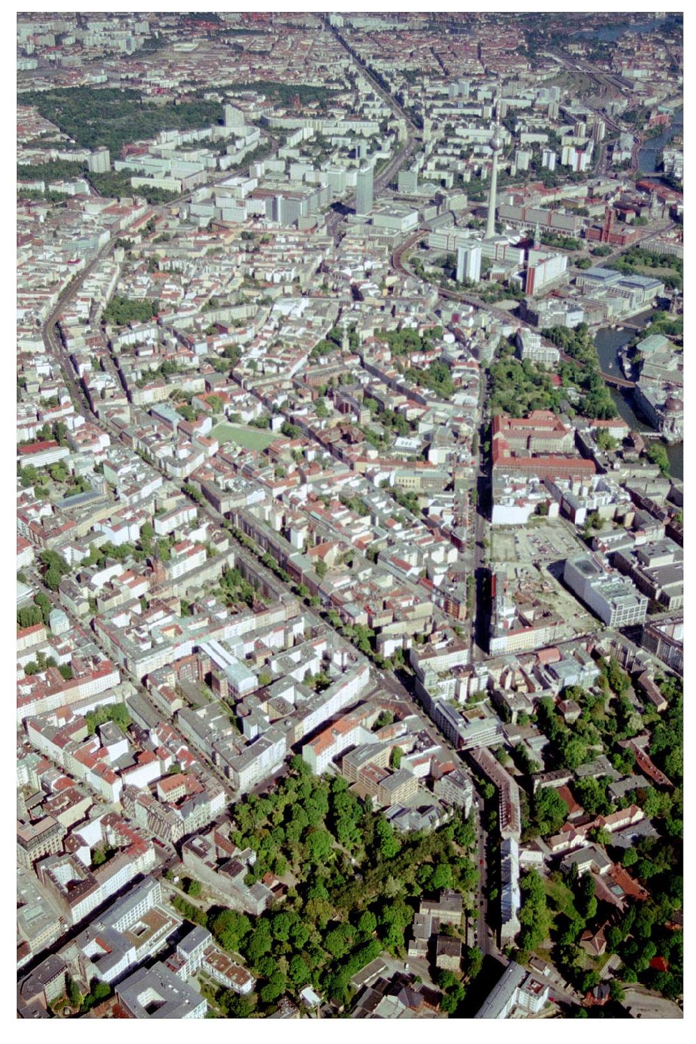 Berlin aus der Vogelperspektive: Blick auf die Chausseestrasse mit dem Ramada Hotel und dem Berliner Stadtzentrum mit Fernsehturm in Mitte.