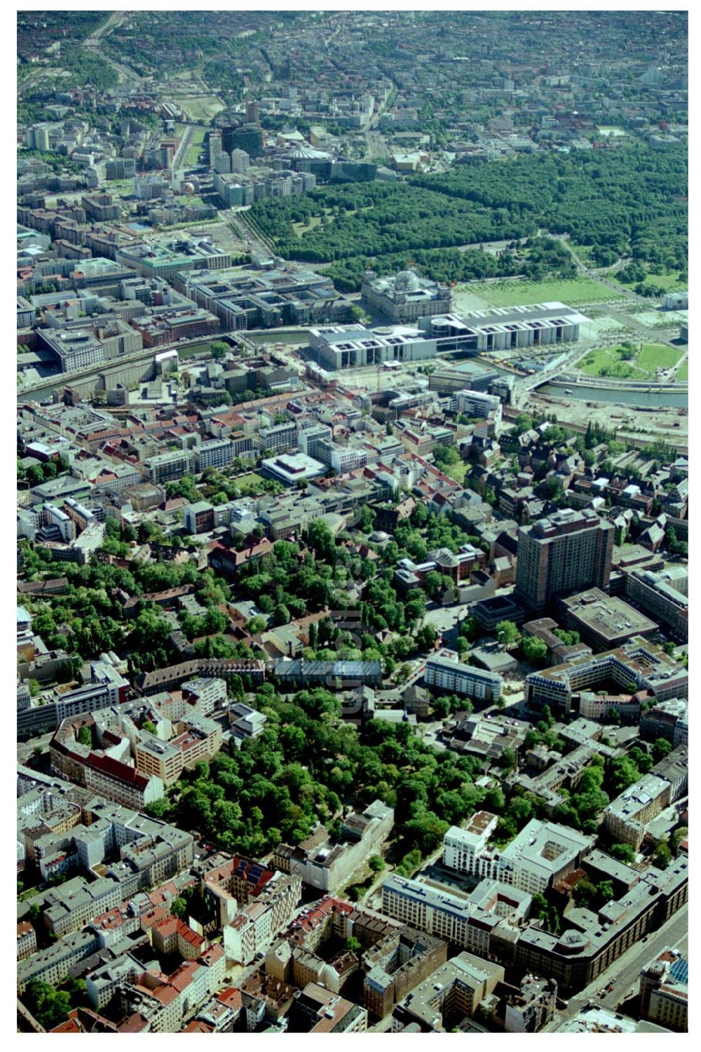 Luftbild Berlin - Blick auf die Chausseestrasse mit dem Ramada Hotel und dem Berliner Stadtzentrum mit Fernsehturm in Mitte.