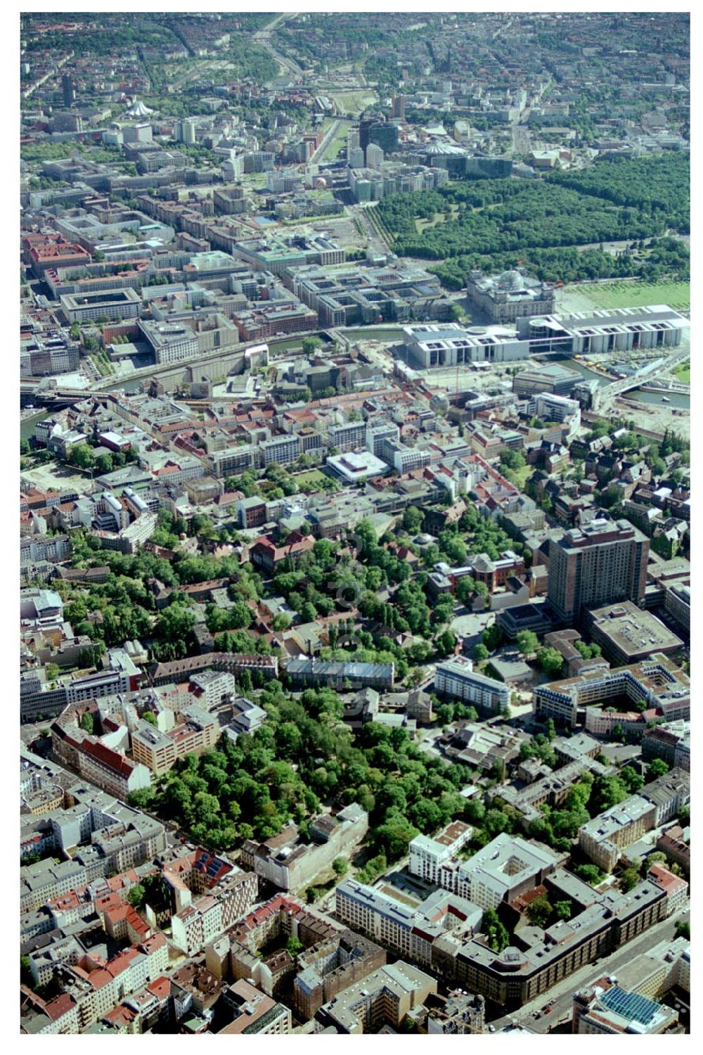 Luftaufnahme Berlin - Blick auf die Chausseestrasse mit dem Ramada Hotel und dem Berliner Stadtzentrum mit Fernsehturm in Mitte.