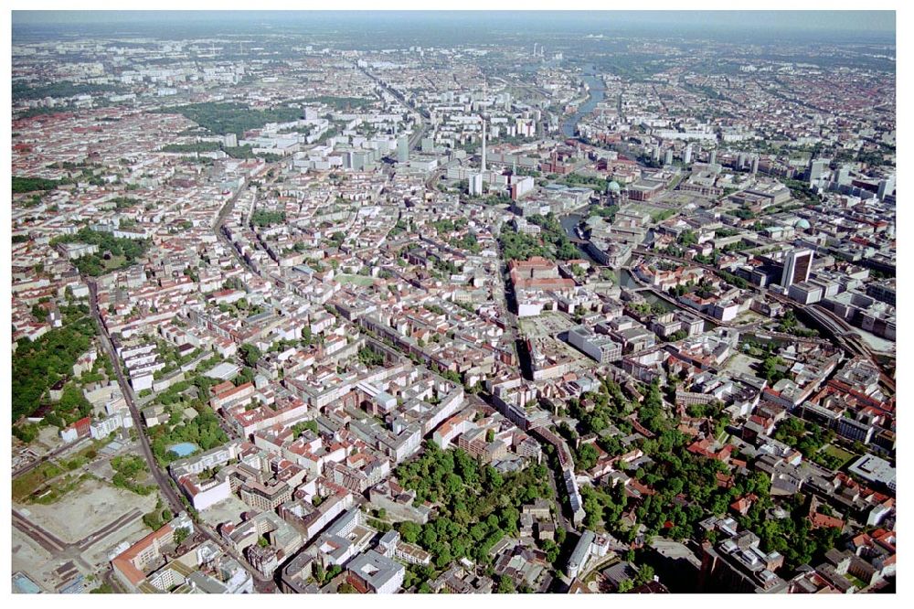 Luftbild Berlin - Blick auf die Chausseestrasse mit dem Ramada Hotel und dem Berliner Stadtzentrum mit Fernsehturm in Mitte.