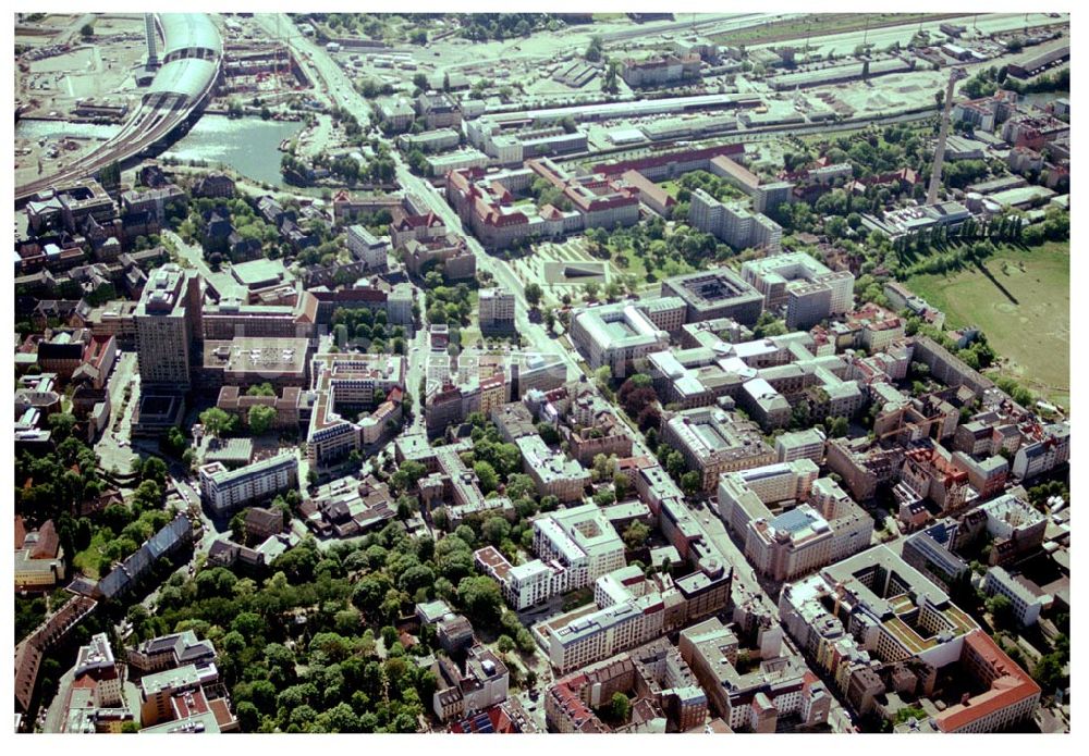 Berlin von oben - Blick auf die Chausseestrasse mit dem Ramada Hotel und dem Blick auf die Charite sowie dem Regierungsviertel / Spreebogen im Tiergarten