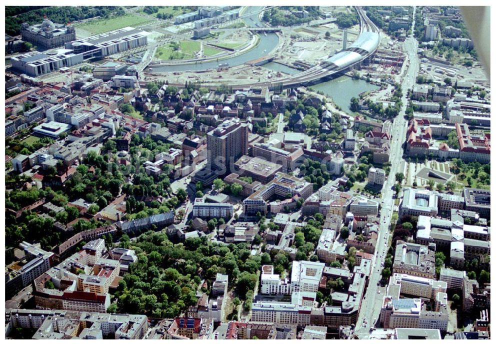 Berlin aus der Vogelperspektive: Blick auf die Chausseestrasse mit dem Ramada Hotel und dem Blick auf die Charite sowie dem Regierungsviertel / Spreebogen im Tiergarten