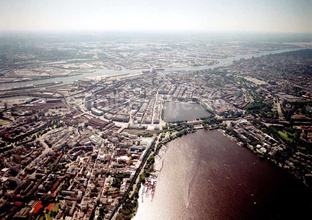 Luftbild Hamburg - Blick auf den Citybereich an der Außen- und Binnenalster in Hamburg.