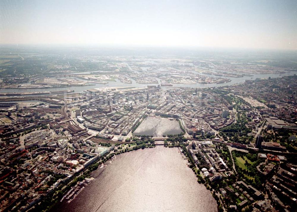 Luftaufnahme Hamburg - Blick auf den Citybereich an der Außen- und Binnenalster in Hamburg.