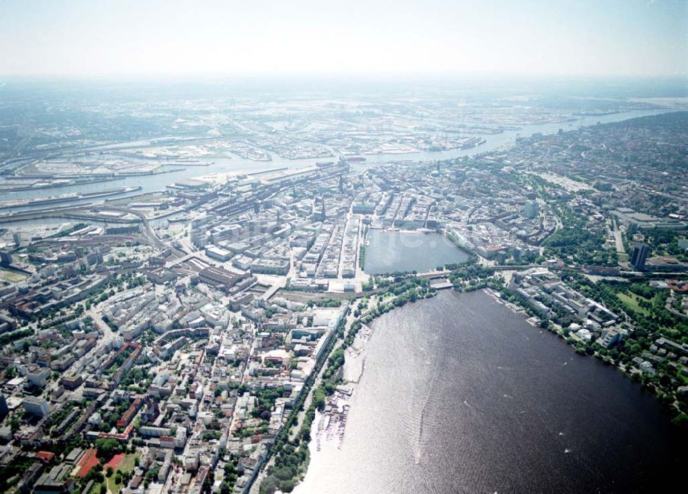 Hamburg aus der Vogelperspektive: Blick auf den Citybereich an der Außen- und Binnenalster in Hamburg.