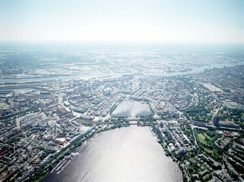 Luftbild Hamburg - Blick auf den Citybereich an der Außen- und Binnenalster in Hamburg.