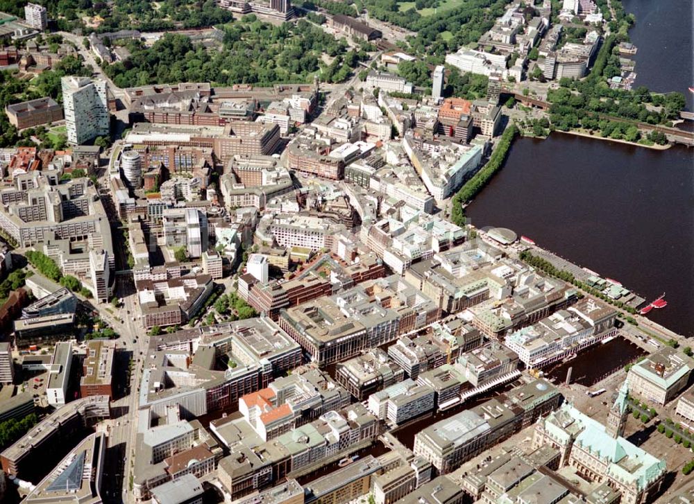 Hamburg aus der Vogelperspektive: Blick auf den Citybereich an der Binnenalster in Hamburg.