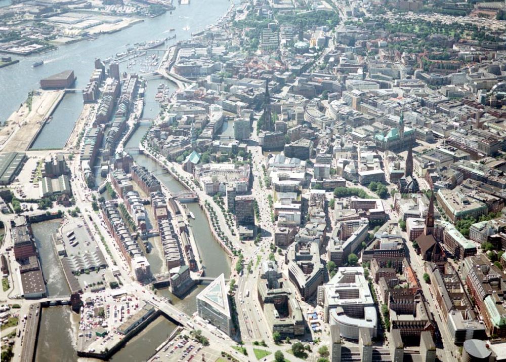 Hamburg aus der Vogelperspektive: Blick auf den Citybereich am Hamburger Binnenhafen / Zollkanal.