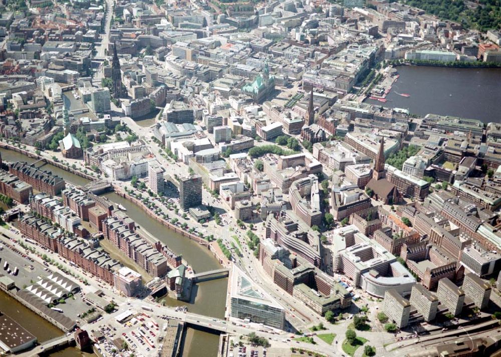 Hamburg aus der Vogelperspektive: Blick auf den Citybereich am Hamburger Binnenhafen / Zollkanal.