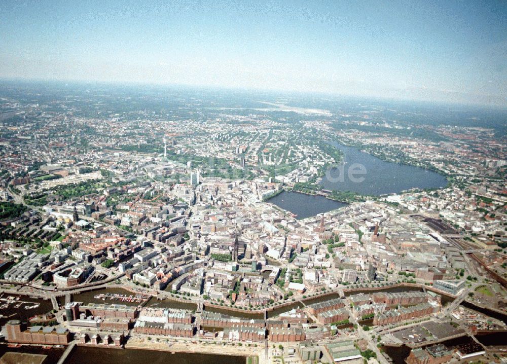 Hamburg von oben - Blick auf den Citybereich am Hamburger Hafen.