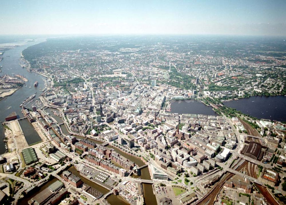 Hamburg aus der Vogelperspektive: Blick auf den Citybereich am Hamburger Hafen.