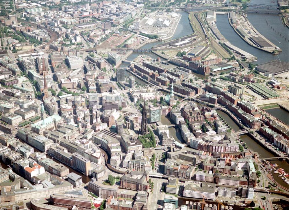 Hamburg von oben - Blick auf den Citybereich am Hamburger Hafen / Zollkanal.