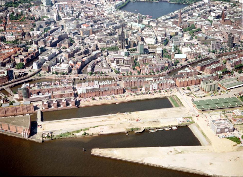 Hamburg aus der Vogelperspektive: Blick auf den Citybereich am Hamburger Hafen / Zollkanal.