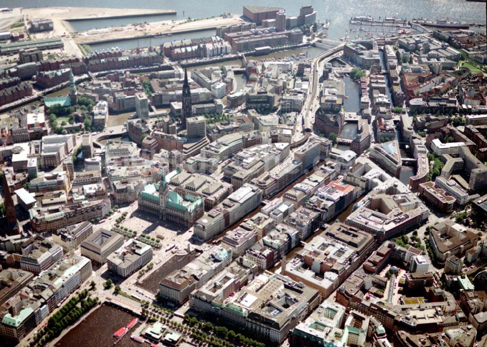 Luftaufnahme Hamburg - Blick auf den Citybereich am Hamburger Rathaus mit der Altstadt.