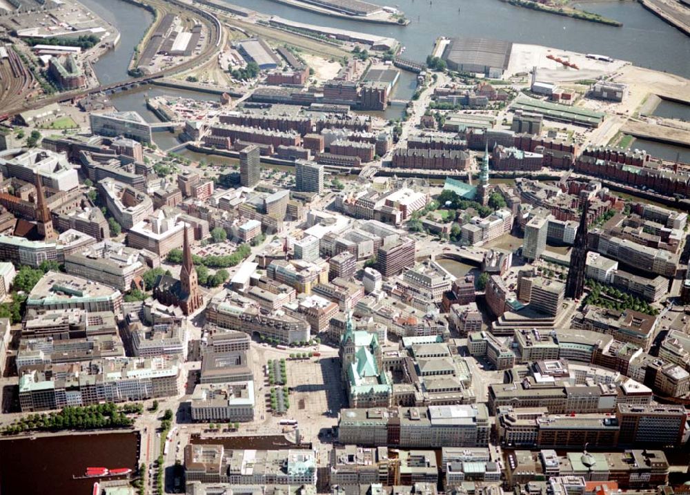 Hamburg von oben - Blick auf den Citybereich am Hamburger Rathaus mit der Altstadt.