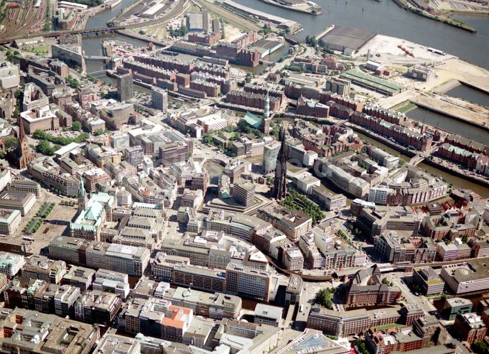 Hamburg aus der Vogelperspektive: Blick auf den Citybereich am Hamburger Rathaus mit der Altstadt.