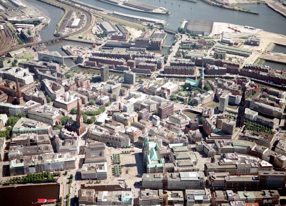 Luftbild Hamburg - Blick auf den Citybereich am Hamburger Rathaus mit der Altstadt.