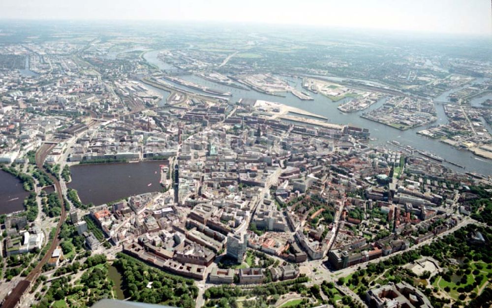 Hamburg aus der Vogelperspektive: Blick auf den Citybereich von Nord nach Süd.