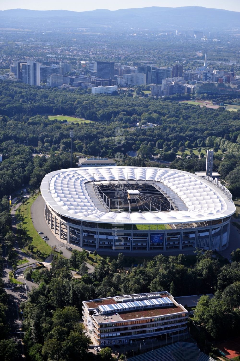 Luftaufnahme Frankfurt am Main - Blick auf die Commerzbank-Arena in Frankfurt am Main