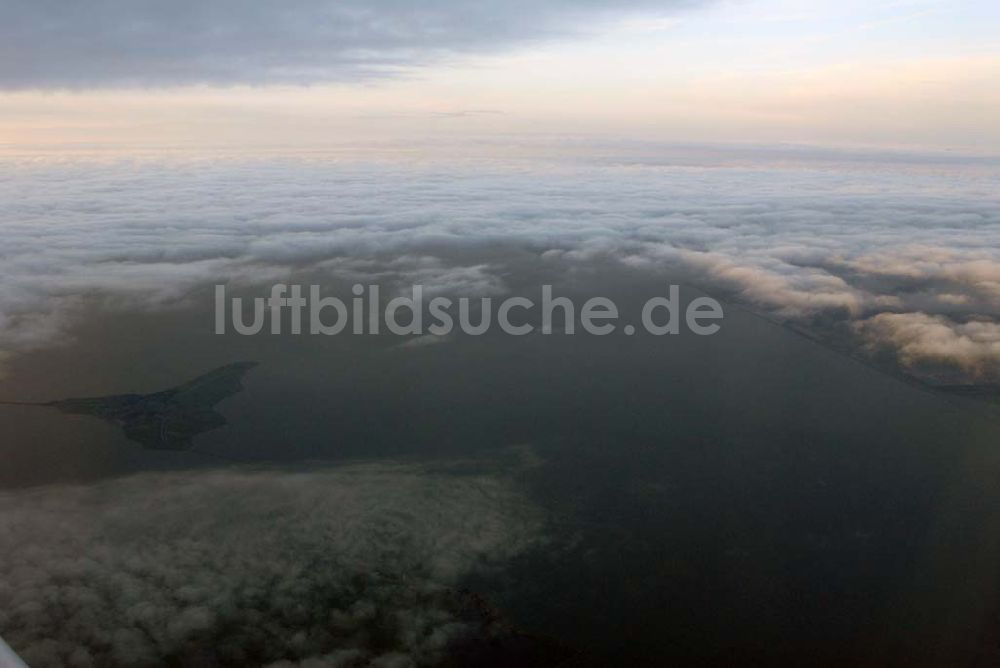 Luftbild Amsterdam - Blick auf Cumuluswolkenschicht über Amsterdam vor dem Landeanflug in einem Airbus A310