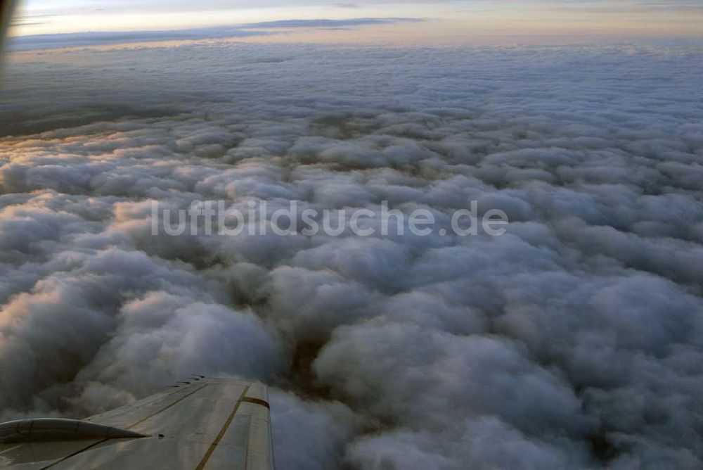 Amsterdam aus der Vogelperspektive: Blick auf Cumuluswolkenschicht über Amsterdam vor dem Landeanflug in einem Airbus A310