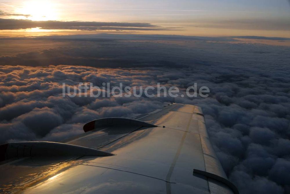 Luftbild Amsterdam - Blick auf Cumuluswolkenschicht über Amsterdam vor dem Landeanflug in einem Airbus A310