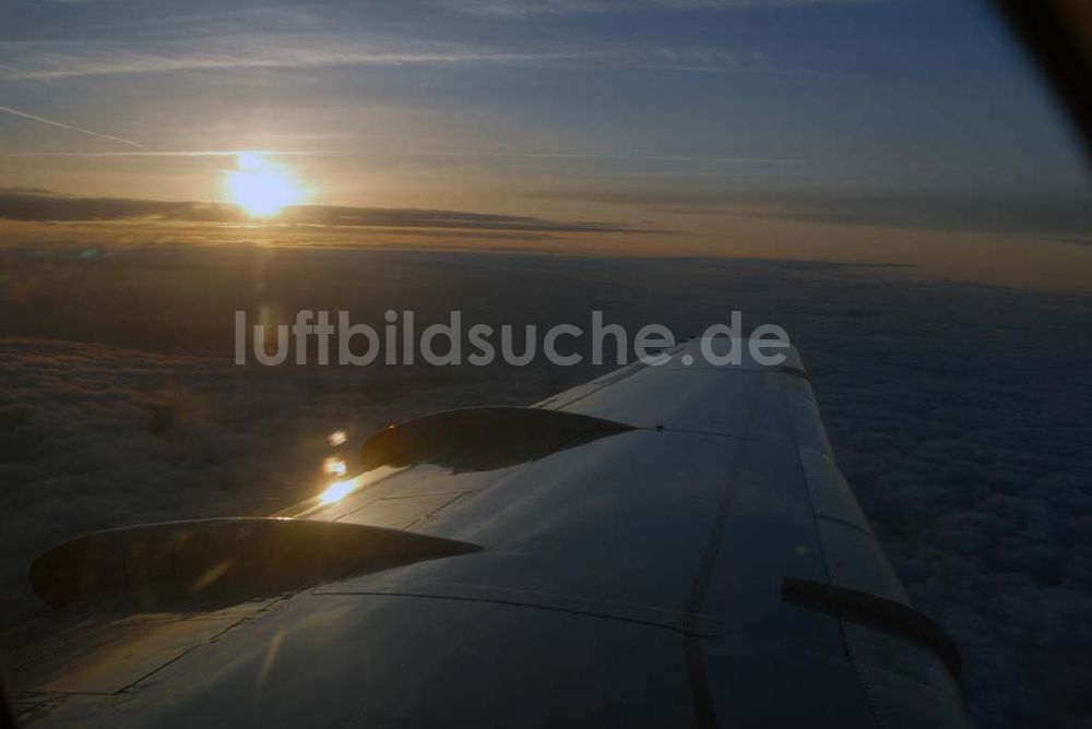 Luftaufnahme Amsterdam - Blick auf Cumuluswolkenschicht über Amsterdam vor dem Landeanflug in einem Airbus A310