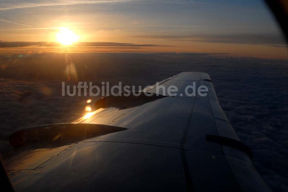 Amsterdam von oben - Blick auf Cumuluswolkenschicht über Amsterdam vor dem Landeanflug in einem Airbus A310