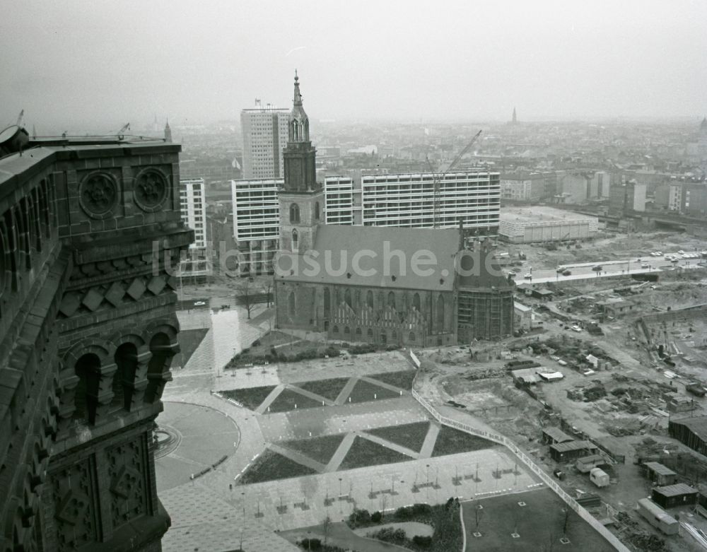 Luftaufnahme Berlin - Blick vom Dach des Roten Rathaus auf die evangelische Marienkirche in Berlin - Mitte