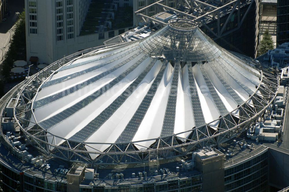 Berlin Mitte aus der Vogelperspektive: Blick auf das Dach vom Sonycenter am Potsdamer Platz in Berlin