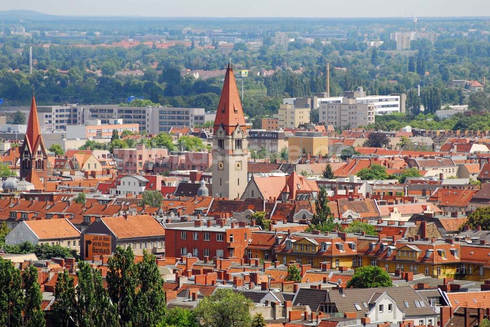 Berlin von oben - Blick auf die Dächer desWohngebietes in Berlin Neukölln an der Kirche in der Kranoldstrasse