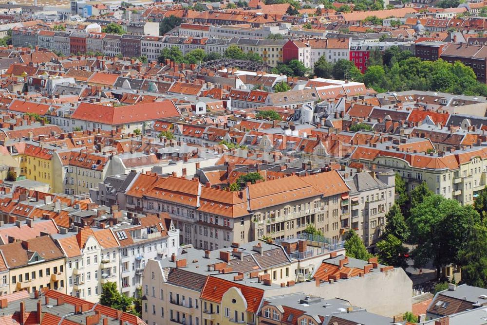 Luftaufnahme Berlin - Blick auf die Dächer desWohngebietes in Berlin Neukölln an der Kirche in der Kranoldstrasse