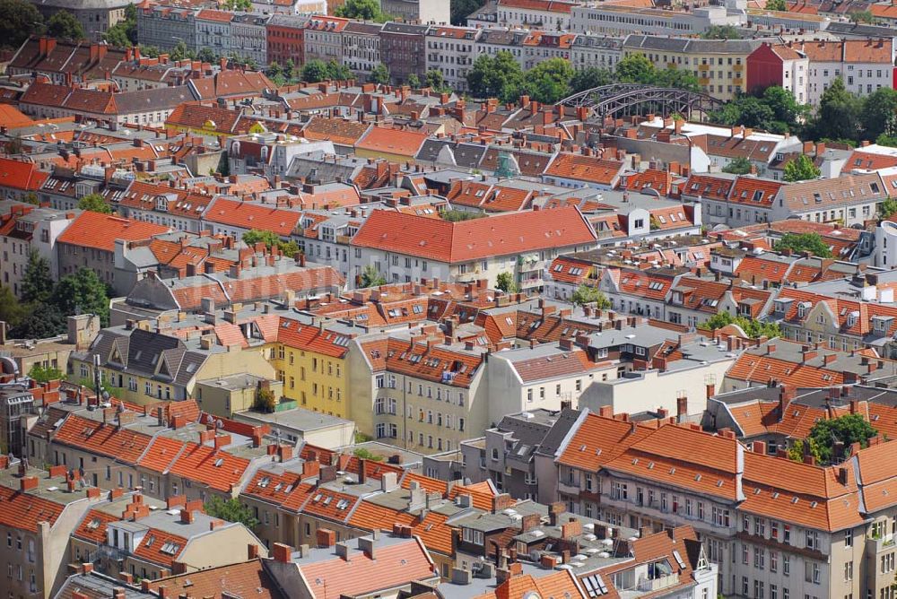 Berlin von oben - Blick auf die Dächer desWohngebietes in Berlin Neukölln an der Kirche in der Kranoldstrasse