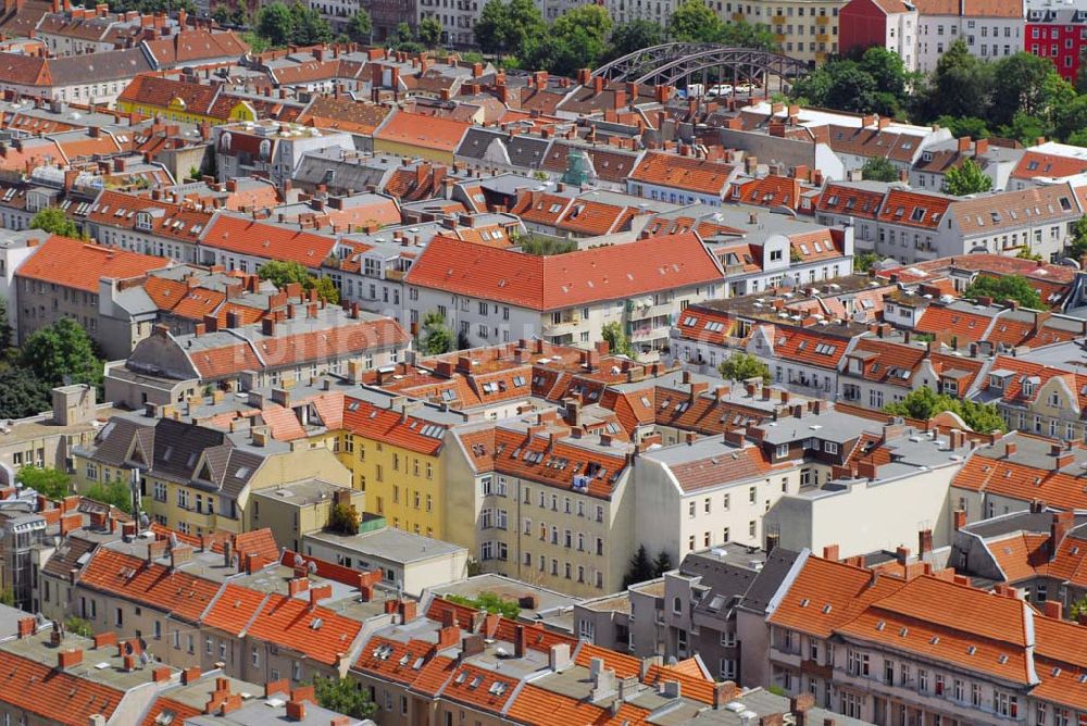 Berlin aus der Vogelperspektive: Blick auf die Dächer desWohngebietes in Berlin Neukölln an der Kirche in der Kranoldstrasse