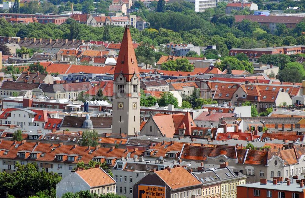 Luftbild Berlin - Blick auf die Dächer desWohngebietes in Berlin Neukölln an der Kirche in der Kranoldstrasse